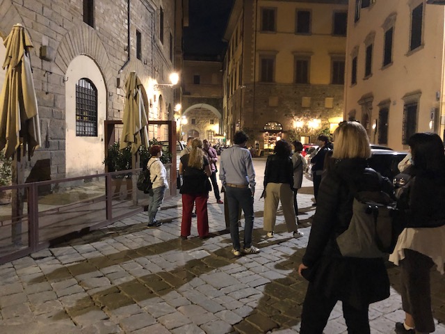PASSEGGIATA notturna nel quartiere di Santa Croce a Firenze, con Marginalia.