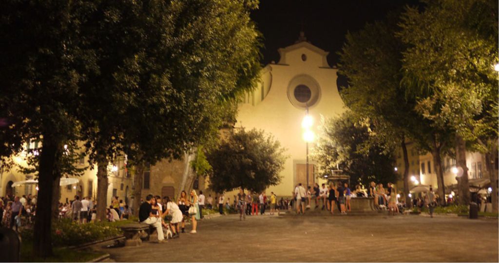 Passeggiata notturna nel quartiere di Santo Spirito a Firenze