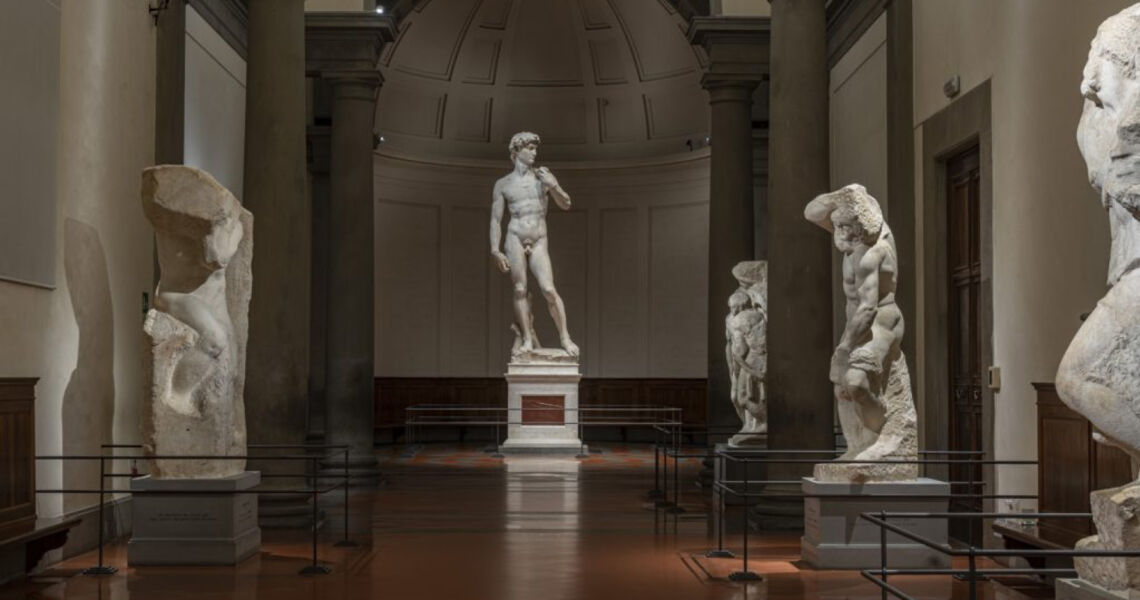 Galleria dell'Accademia di Firenze di sera con Marginalia