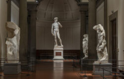 Galleria dell'Accademia di Firenze di sera con Marginalia